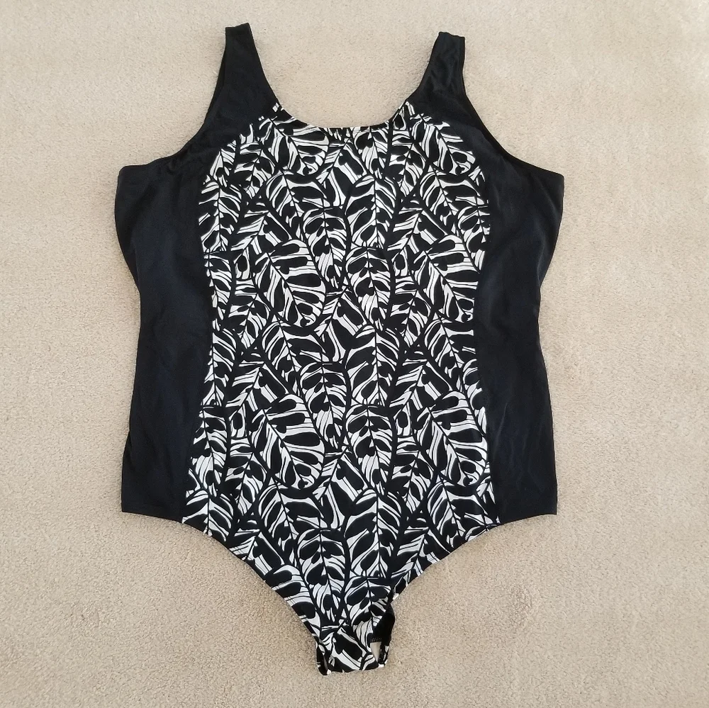 NWT Juno Active Black And White One Piece Leaf Print Swimsuit Size 6XL (38/40)